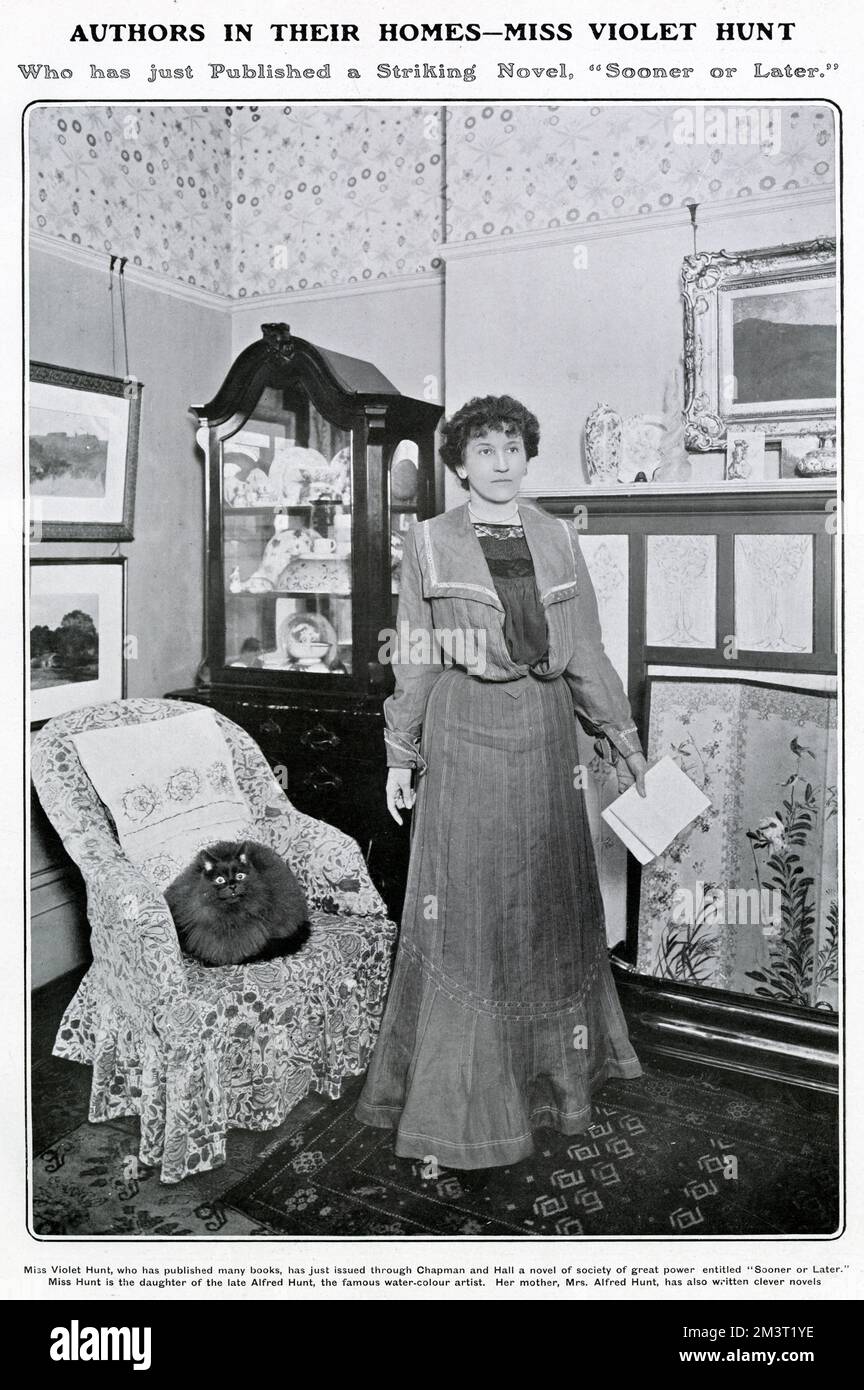 Isobel Violet Hunt (1862-1942), britische Autorin und literarische Gastgeberin; Schriftstellerin feministischer Romane. Sie gründete 1908 die Women Writers' Commandge League und nahm an der Gründung von International PEN Teil. Zu Hause abgebildet, Teil einer Serie von Tatler über berühmte zeitgenössische literarische Figuren der damaligen Zeit. Der Raum, in dem sie fotografiert wird, spiegelt den künstlerischen Geschmack der Zeit wider, einschließlich der Tapete über der Bilderschiene, die William Morris 'Daisy' ist. MS Hunt wird von ihrer Katze aufgehetzt, deren Ausdruck des völligen Unverständnisses vom Fotografen für die Nachwelt aufgenommen wurde. Stockfoto
