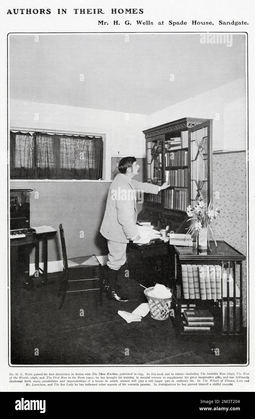 Herbert George Wells (1866 - 1946), Schriftsteller, Historiker, bekannt für seine Science-Fiction-Romane. In seinem Arbeitszimmer bei ihm zu Hause, Spade House, Sandgate, als Teil einer langen Serie in der Tatler, in der bekannte Schriftsteller zu Hause gezeigt werden. Stockfoto