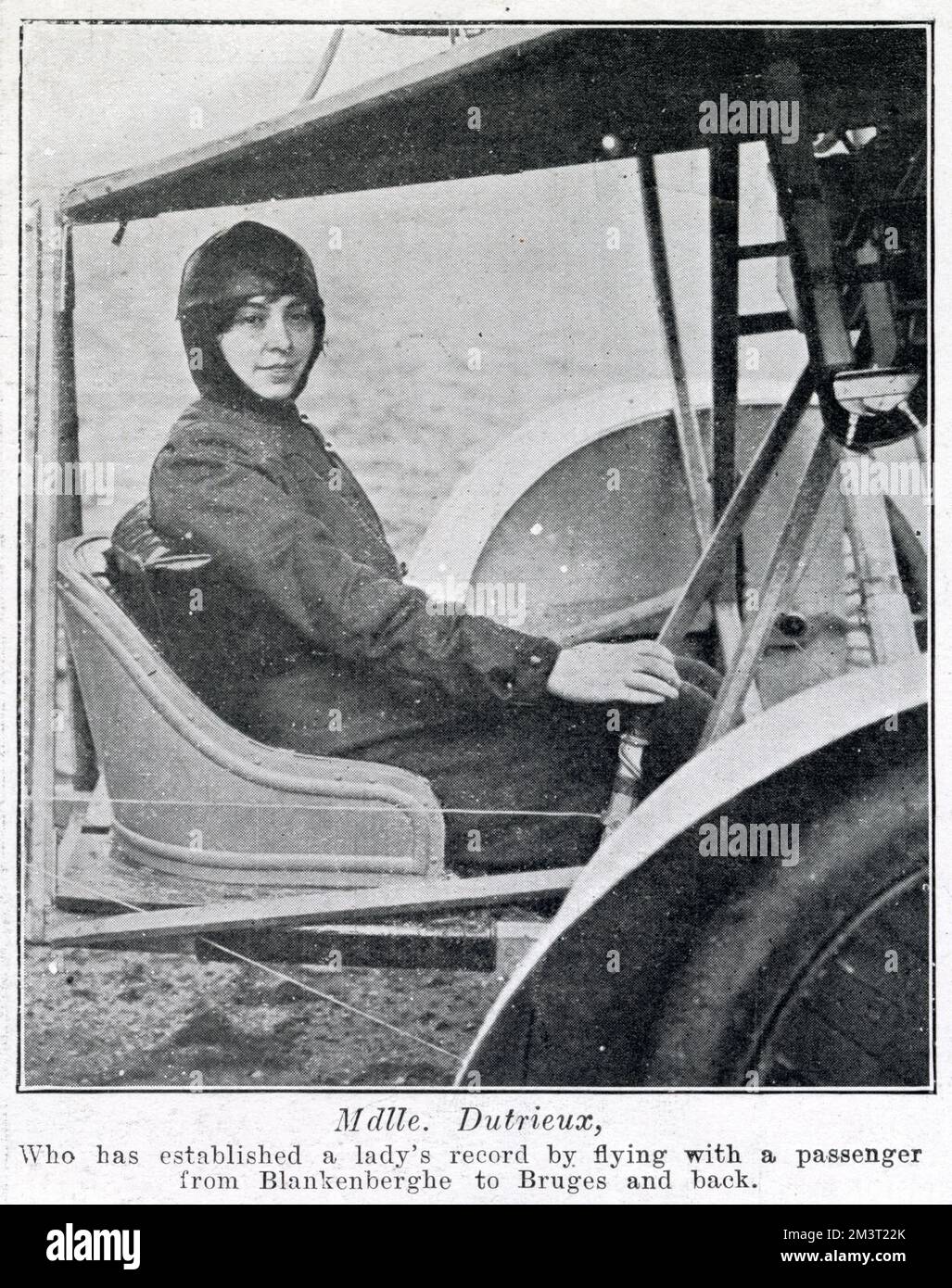 Hélène Dutrieu (1877-1961), belgischer Weltmeister für Radfahrer, Automobil-Rennfahrer, Stuntfahrer, Radfahrer und Motorradfahrer sowie Pionier-Piloten. Am 25. November 1910 wurde Dutrieu die vierte Frau der Welt und die erste belgische Frau, die als Flugzeugpilotin zugelassen war, erhielt den Spitznamen „Girl Hawk“. Das Foto wurde nach ihrem Flug am 3. September 1910 aufgenommen, als sie früh am Morgen in ihrem Doppeldecker mit ihrem Mechaniker Beaud als Passagier flog, ohne Zwischenstopp von Blankenberge nach Brügge und zurück, der erste Überlandflug zwischen zwei belgischen Städten mit einer Pilotin. Stockfoto