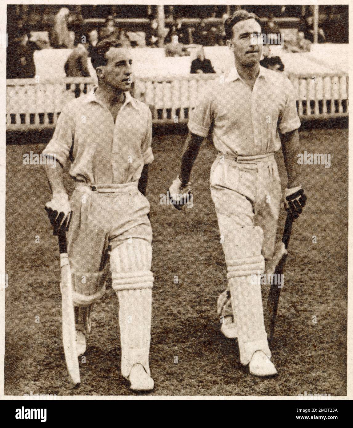 Bill Edrich und Denis Compton kamen heraus, um Lord's Cricket Ground während des legendären Sommers 1947 zu schlagen, als Compton 3.816 Runs und Edrich 3.539 Runs erzielte. Stockfoto