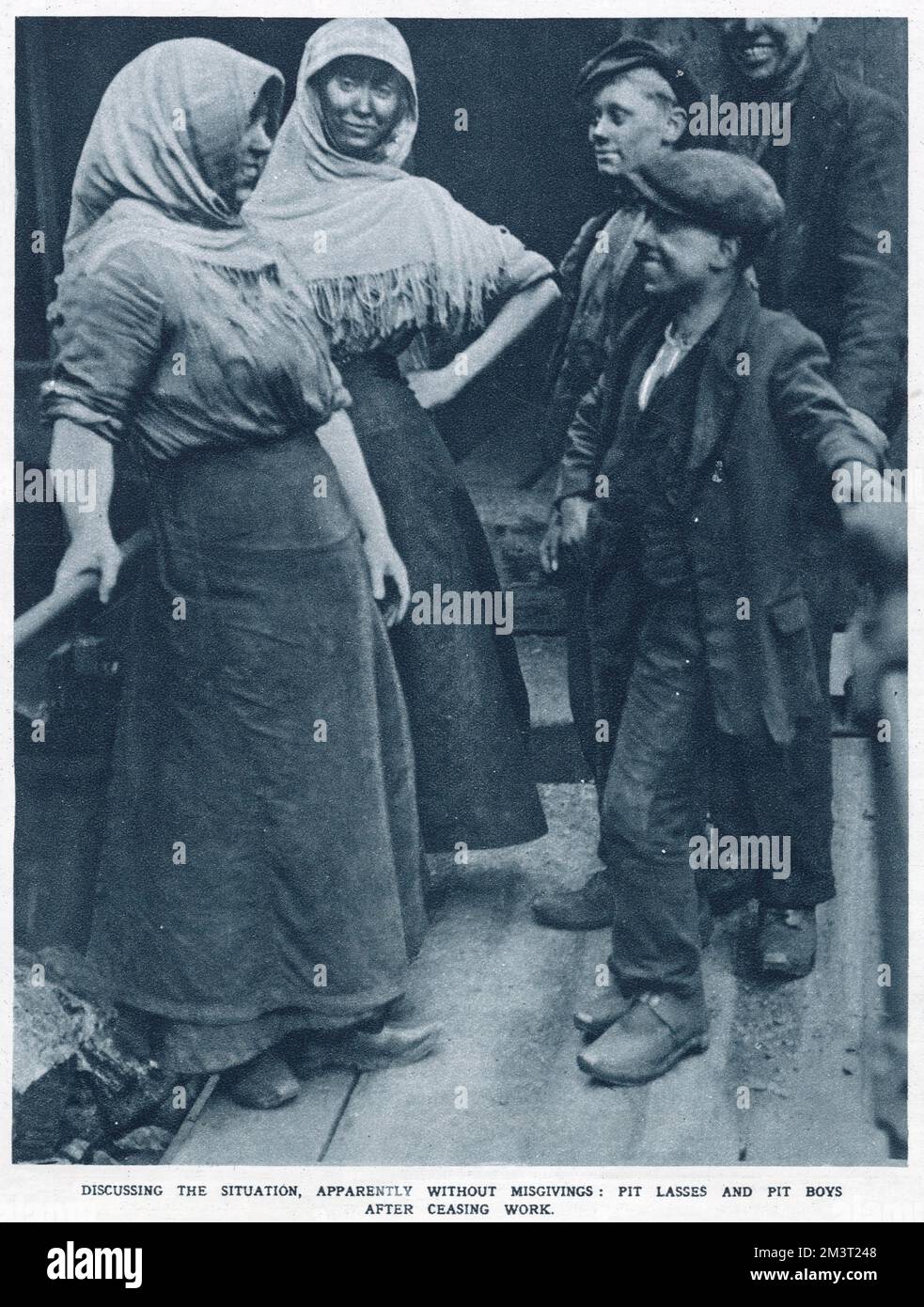 Die Situation diskutieren, scheinbar ohne Bedenken: Grubenbrille und Grubenjungen nach Beendigung der Arbeit. Stockfoto