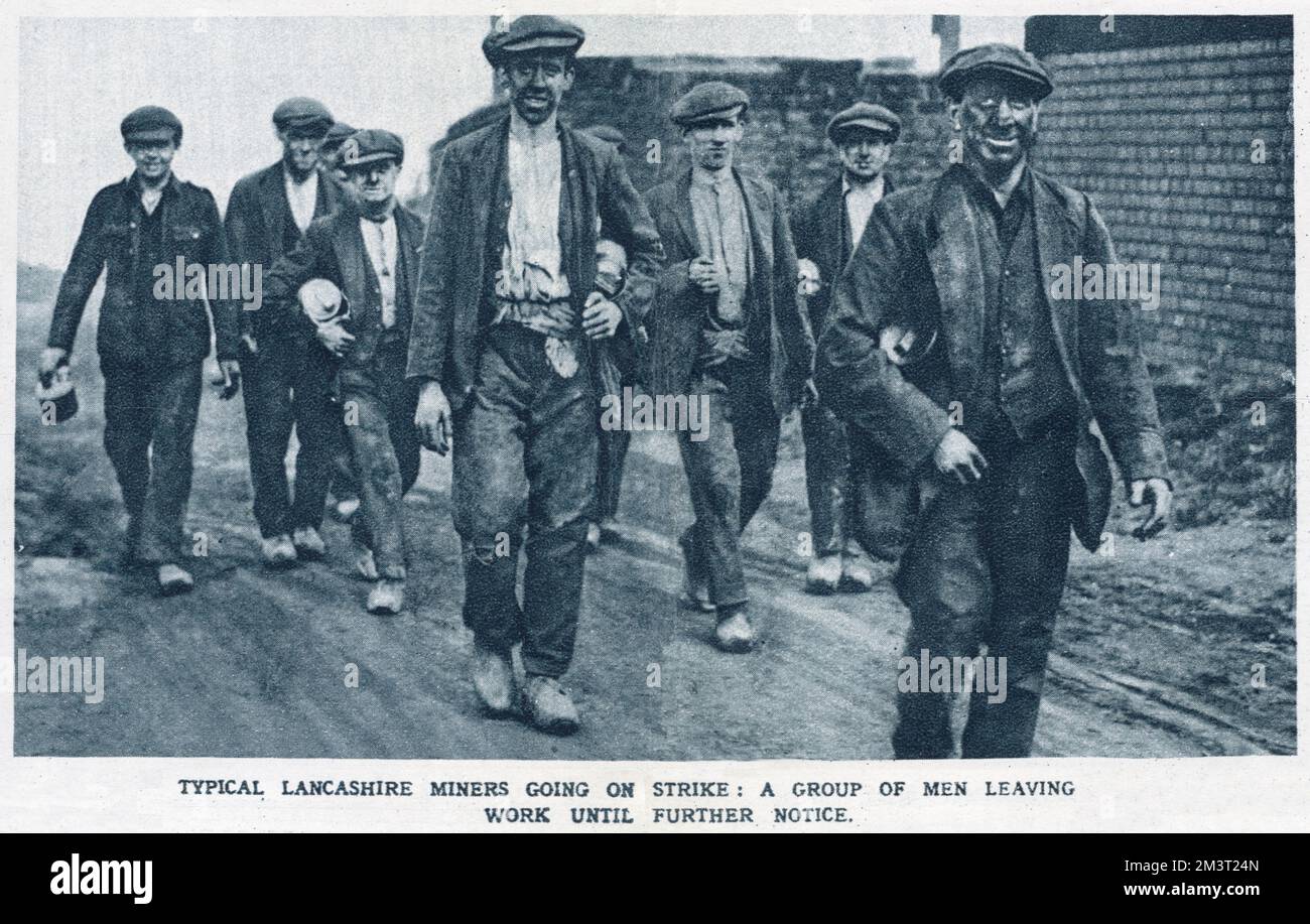 Typische Lancashire-Bergleute streiken: Eine Gruppe von Männern verlässt die Arbeit bis auf weiteres. Stockfoto