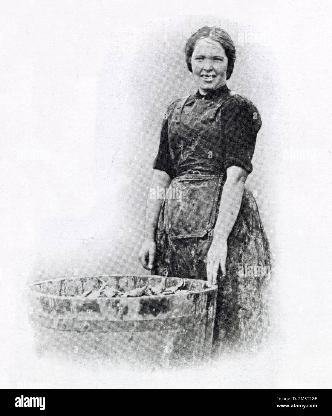 Eine der Tausenden schottischen Frauen, die in den Monaten Oktober und November bei der Heringsernte nach Great Yarmouth kamen, um Fische zu verpacken und auszuhöhlen. Stockfoto