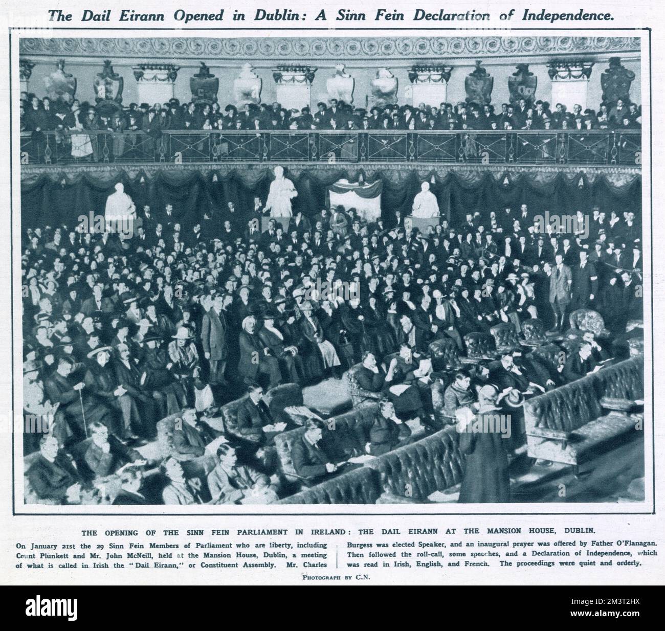 Der Dail Eirann wurde in Dublin eröffnet - eine Sinn Fein Unabhängigkeitserklärung. Die Eröffnung des Sinn-Fein-parlaments in Irland - das Dail Eirann im Mansion House, Dublin. Datum: 21.. Januar 1919 Stockfoto