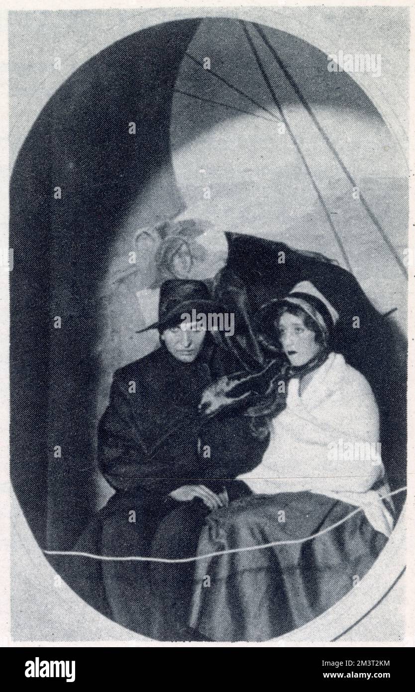 Lady Morvyth Bensen und Mr. Valentine Whitaker verkleideten sich als Ford Madox Browns Gemälde „The Last of England“ für den Empire Day Ball, der am 24. Mai 1928 im May Fair Hotel stattfindet. Stockfoto