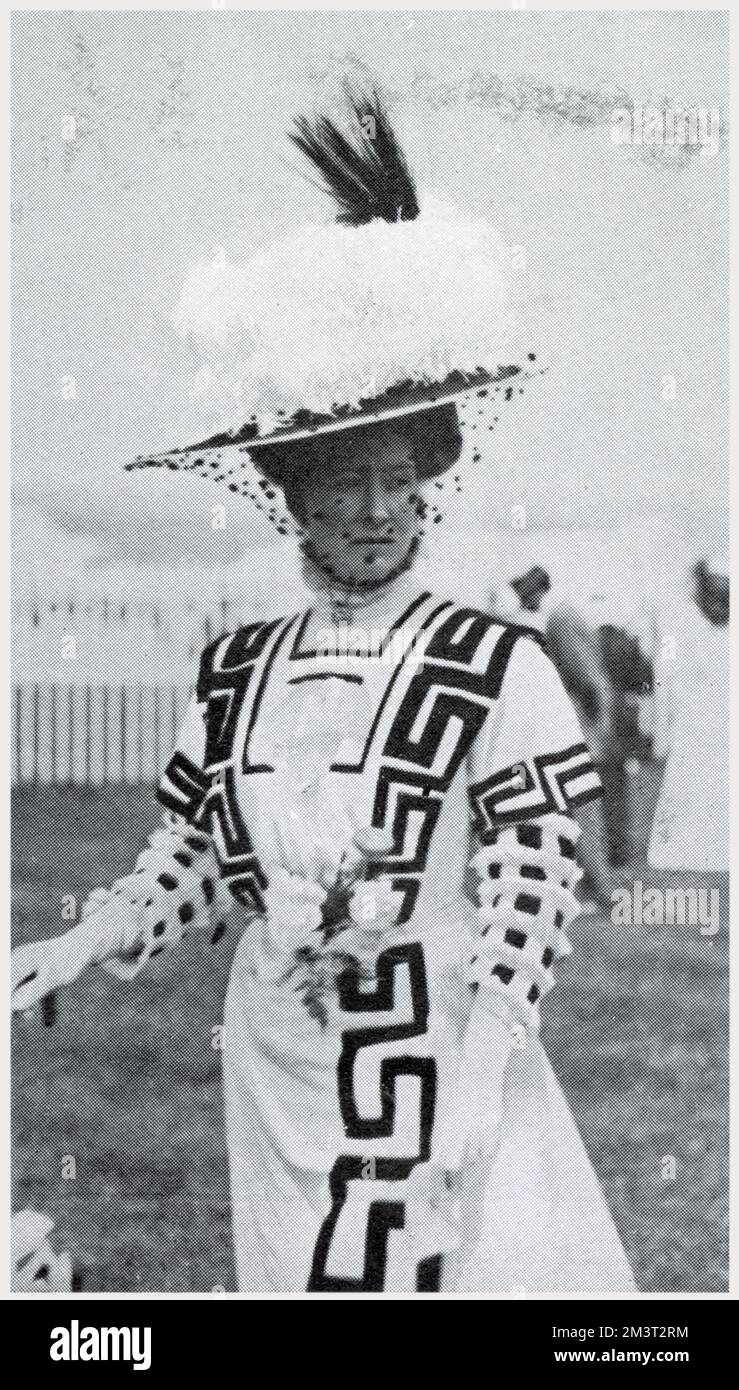 Eine Frau, die ein elegantes Kleid für Royal Ascot trägt. Stockfoto