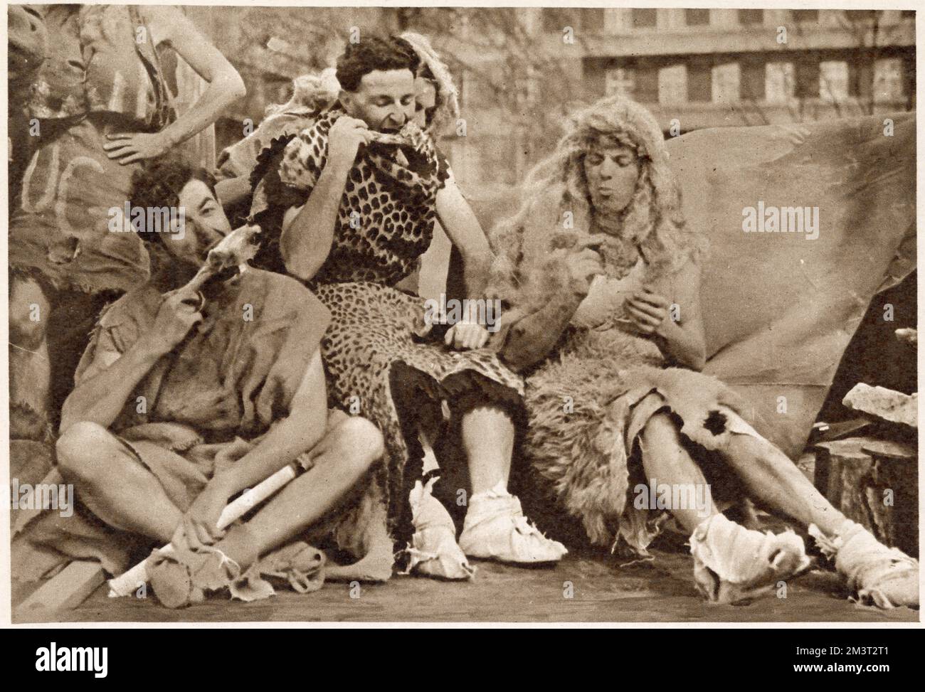 Mac Beardall, Doug Frazer und Dennis Wright verkleidet als "gesichtsbekleidete Wilde" nach der H-Bombe auf dem Westminster College-Floß bei einer Prozession Londoner Studenten, die der National Playing Fields Association helfen. Das Thema der gesamten Veranstaltung war 1950-2000. Stockfoto