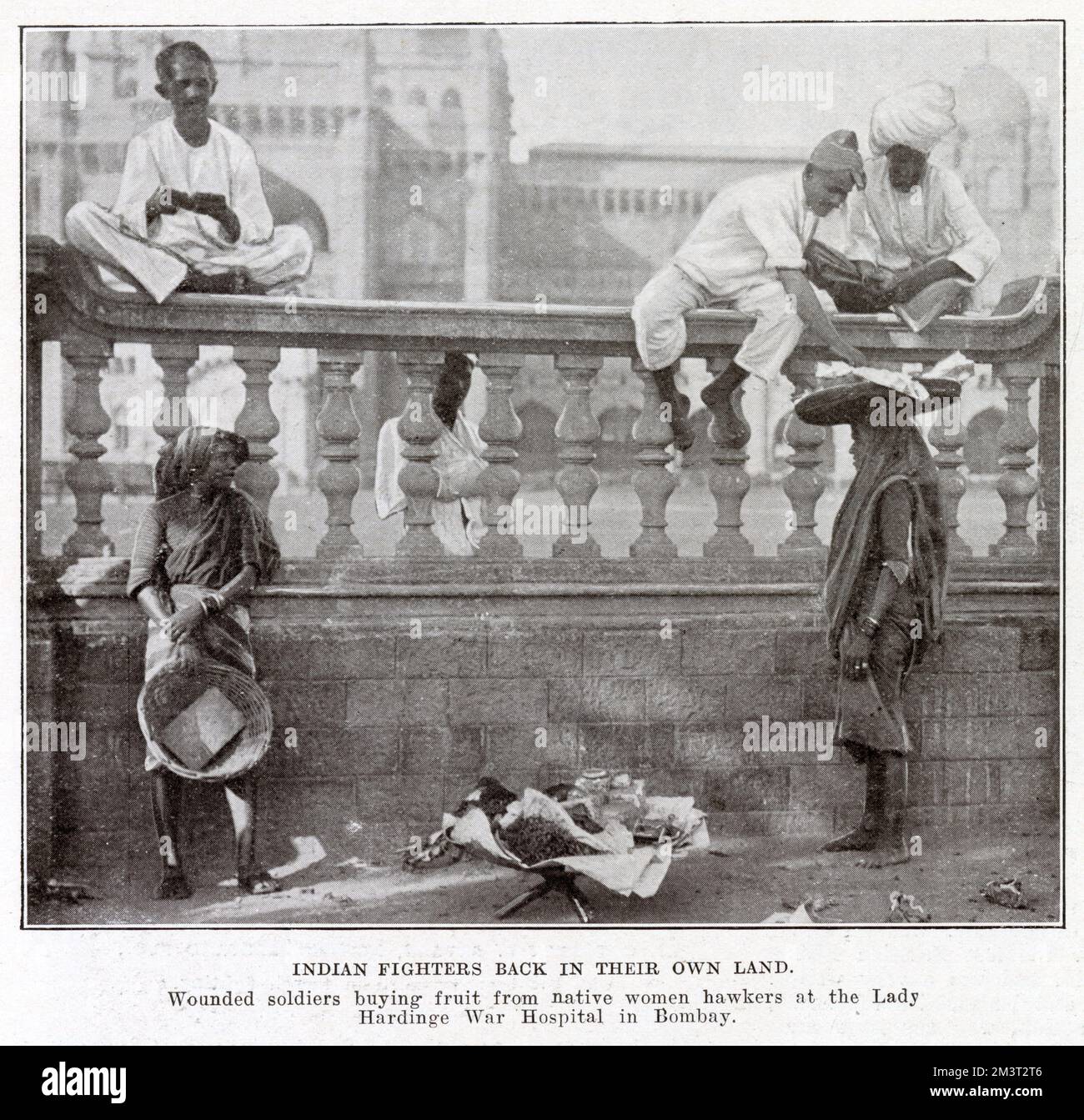 Indianer-Kämpfer in ihrem eigenen Land. Verwundete Soldaten, die Obst von einheimischen Frauenhändlern im Lady Hardinge Hospital in Bombay, 1916, kauften. Stockfoto