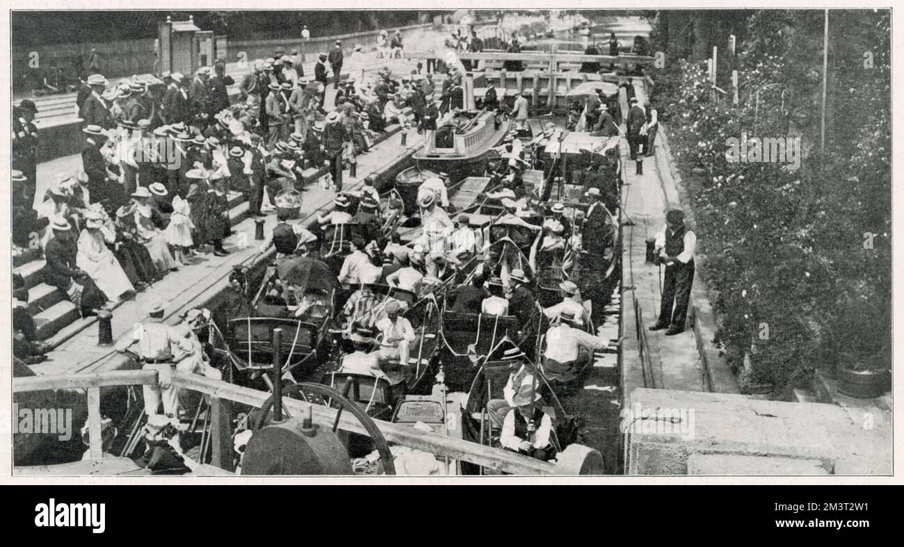Boulter's Lock - am Ascot-Sonntag, vollgepackt mit Ruderbooten in der Schleuse der Themse in Maidenhead. Stockfoto
