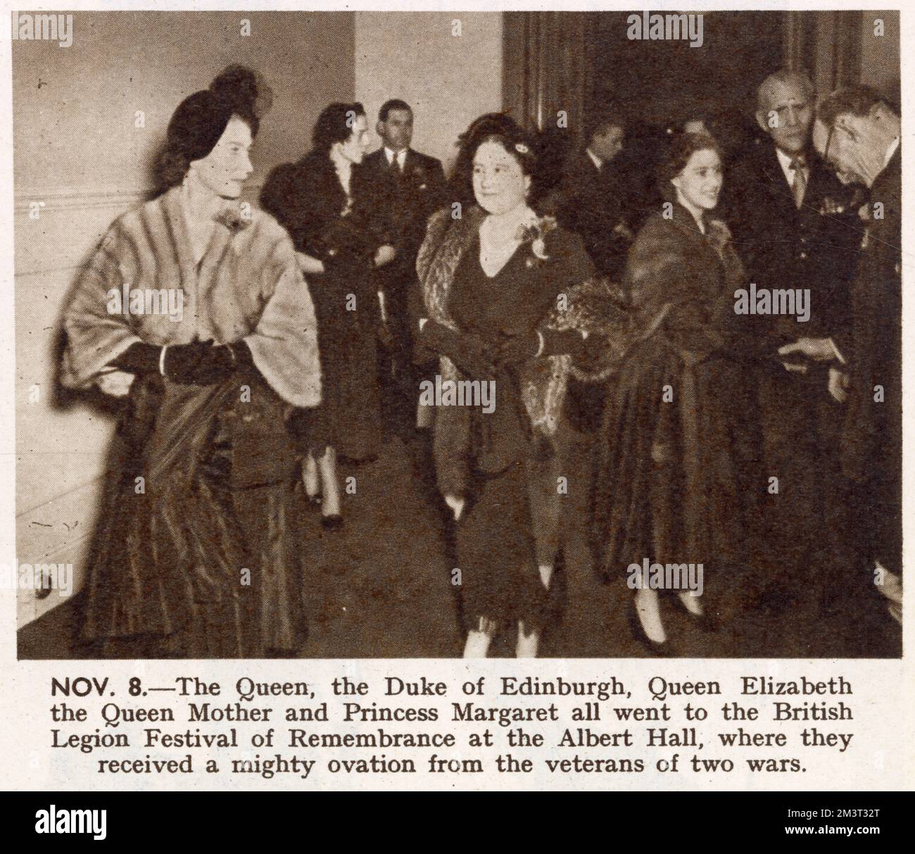 Königin Elizabeth II., Königin Mutter und Prinzessin Margaret besuchen das Festival of Remembrance in der Royal Albert Hall am Abend des Waffenstillstands (11. November) - eine von der britischen Legion organisierte Veranstaltung. Stockfoto