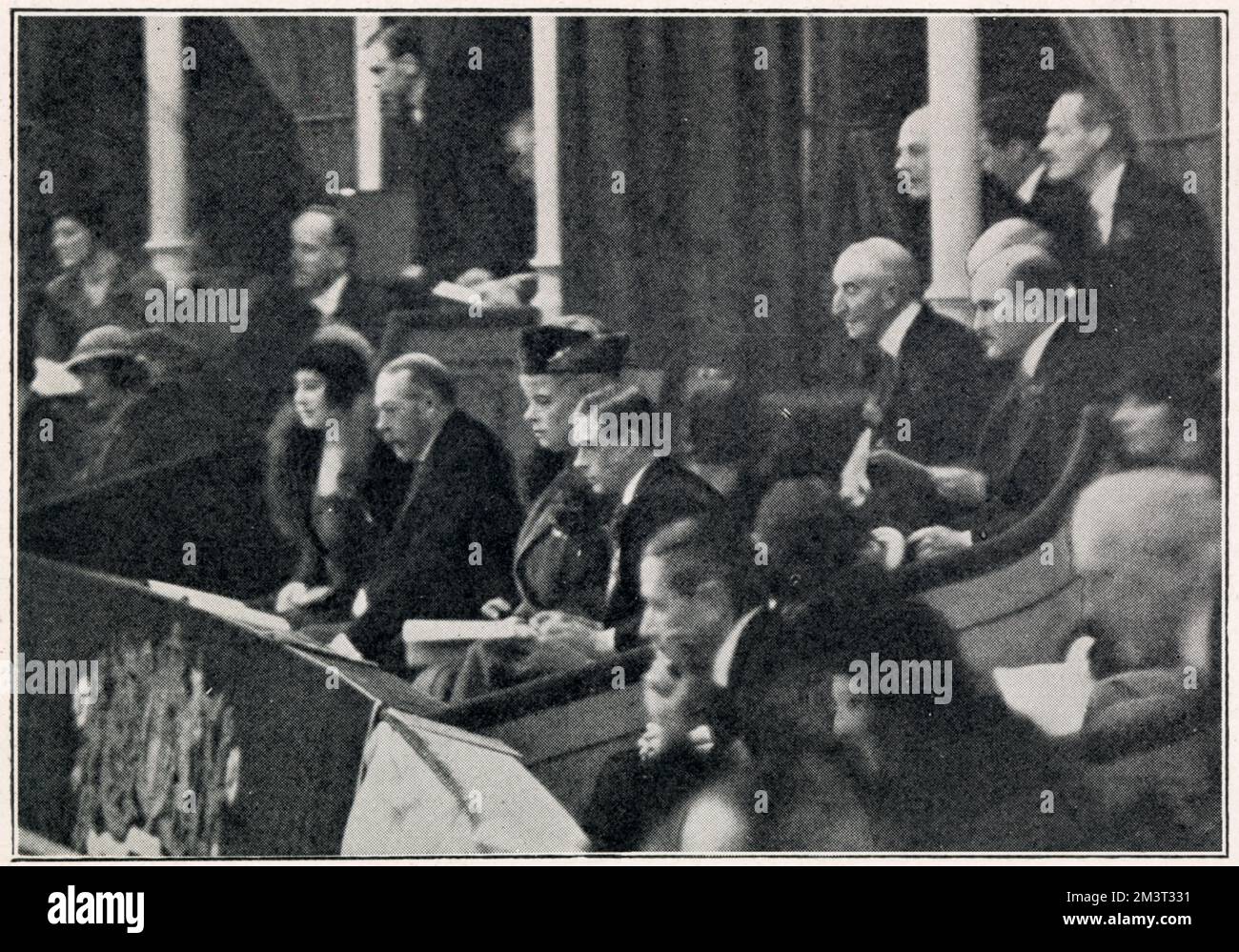 König George V., Königin Mary und Edward, Prinz von Wales, beim Festival of Remembrance in der Royal Albert Hall am Armistice Day (11. November) Abend - eine von der britischen Legion organisierte Veranstaltung. Stockfoto