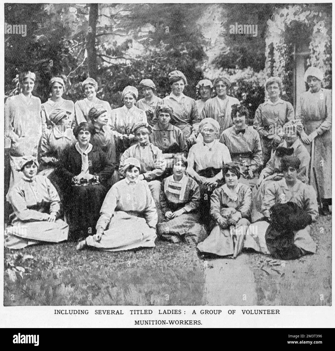 Das Foto zeigt einige der Freiwilligen der Gesellschaft, einige mit dem Titel Ladies, die bei den Kriegsanstrengungen in der Fabrik der Vickers Munitions, Erith in Kent, geholfen haben. Stockfoto