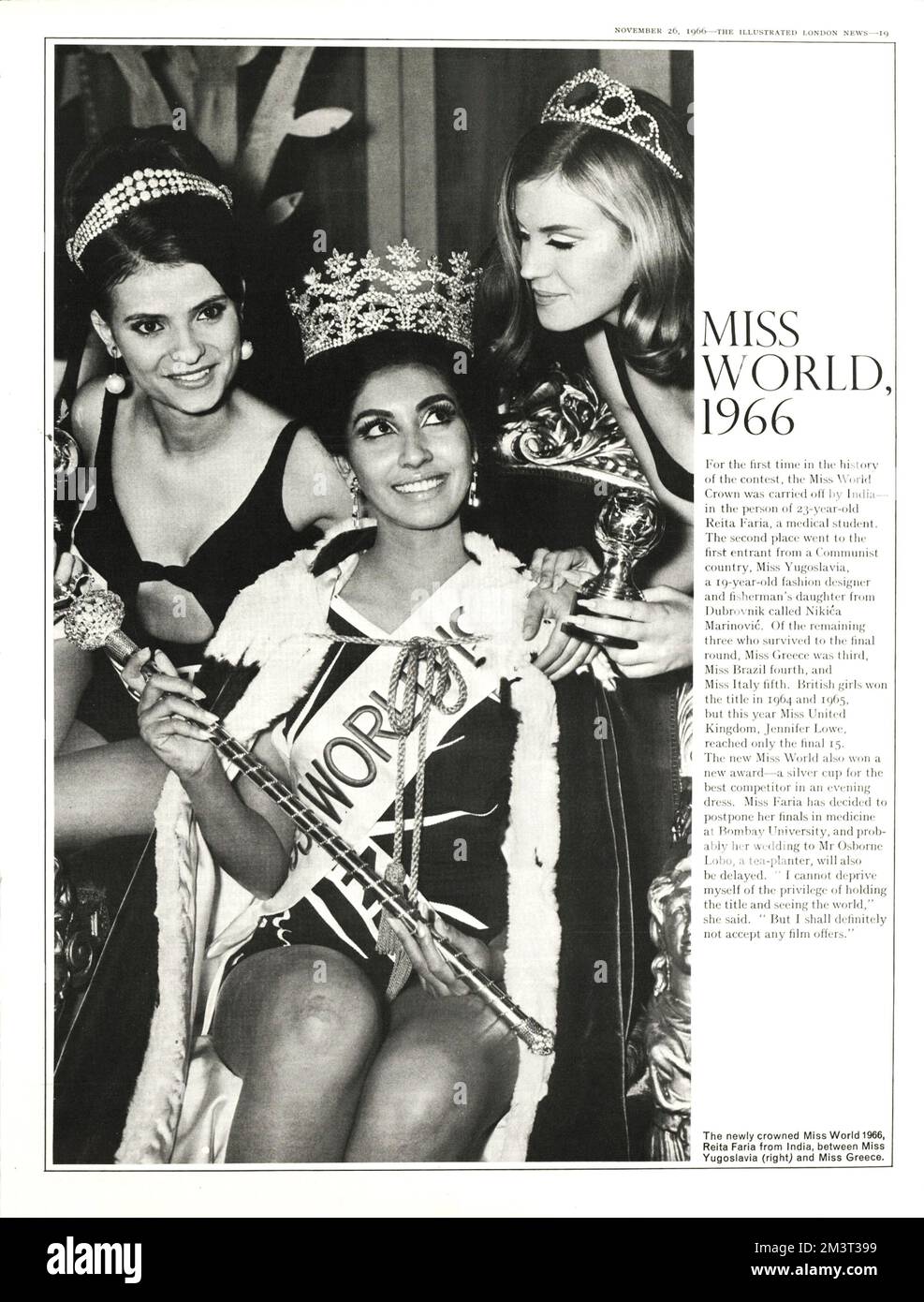 Gewinner der Miss World, Miss India - 23-jährige Reita Faria, Medizinstudentin. Auf der rechten Seite ist Nikica Marinovic (Miss Jugoslawien), die erste Kandidatin aus einem kommunistischen Land, die auf dem zweiten Platz und auf der linken Seite die drittplatzierte Miss Griechenland Datum: 1966 Stockfoto