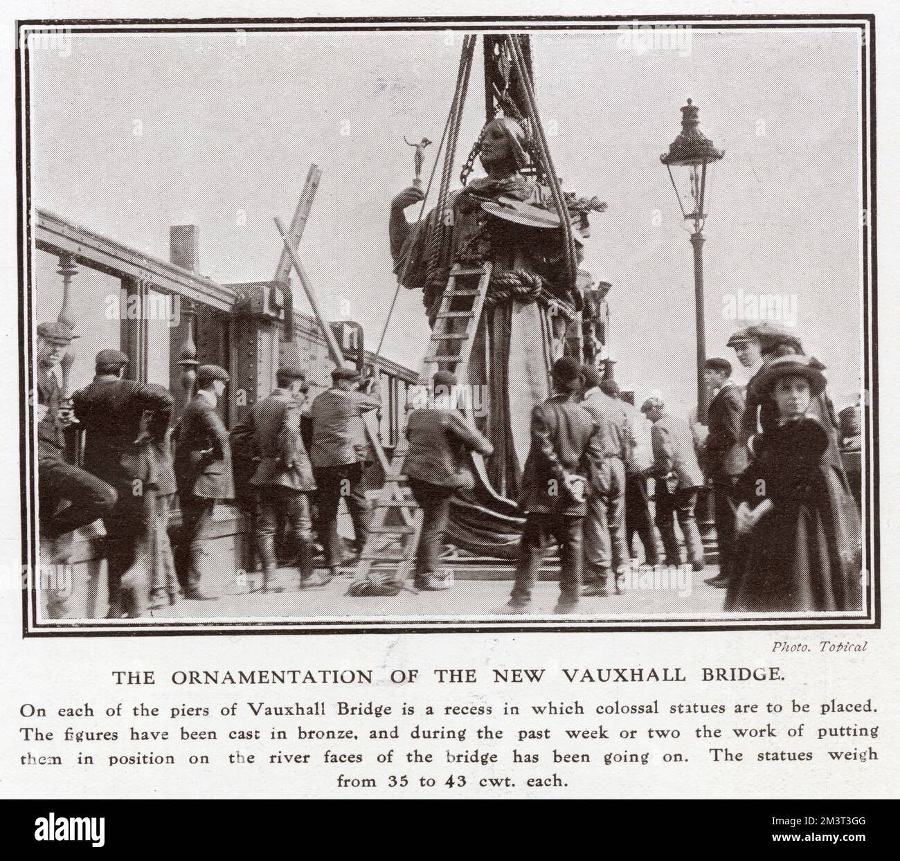 Die Vauxhall Bridge wurde 1906 eröffnet und ersetzt eine zwischen 1809 und 1816 erbaute Brücke. Alfred Drury, George Frampton und Frederick Pomeroy wurden ernannt, um entsprechende Statuen an jeder der Aussparungen zu entwerfen. Das Foto zeigt, dass eine Seilrolle die kolossale Bronzefigur mit einem Gewicht von jeweils 35 bis 43 cwt platziert. Stockfoto