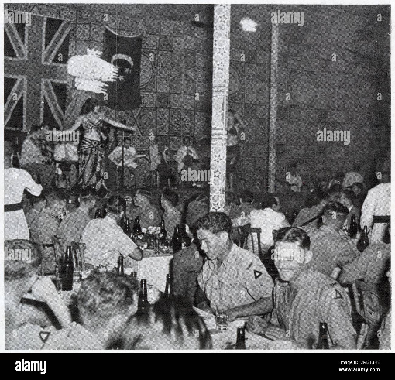 WW2 Uhr - südafrikanische Soldaten zur Eröffnung im Alamein Club, Kairo, Ägypten - genießen eine Show von einer lokalen Bauchtänzerin - Teil von Madame Badias Entertainern. Datum: 1943 Stockfoto