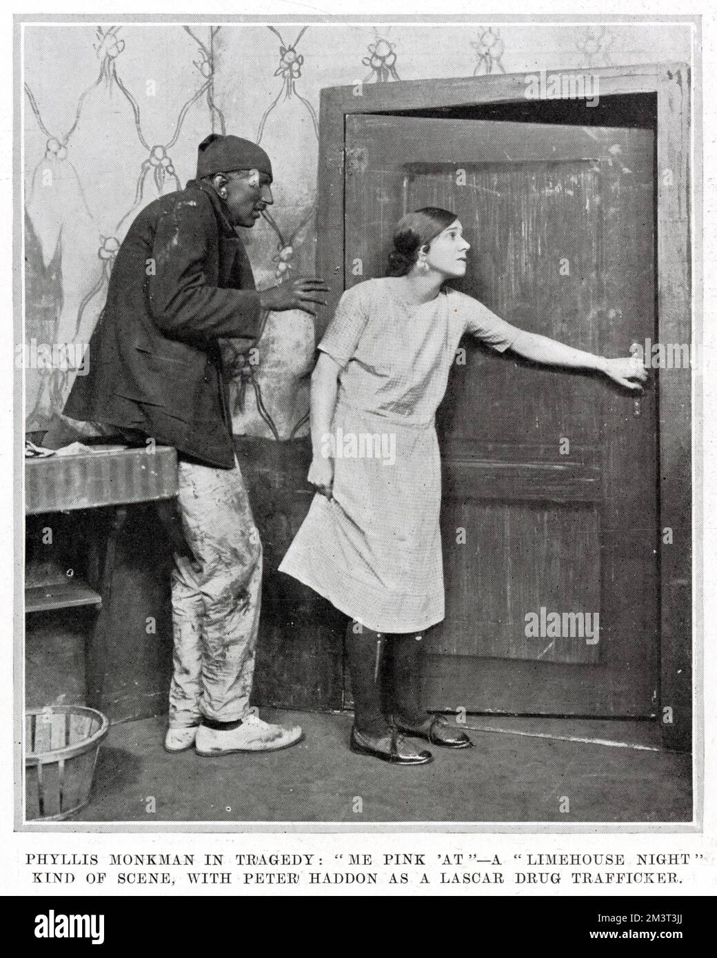 Eine Skizze in der Charlot's Revue von 1924 im Prince of Wales's Theatre, die von den illustrierten Sporting & Dramatical News als eine Art „Limehouse Nights“-Skizze beschrieben wird, in der Phyllis Monkman und Peter Haddon als Drogenhändler in Lascar auftreten. Stockfoto