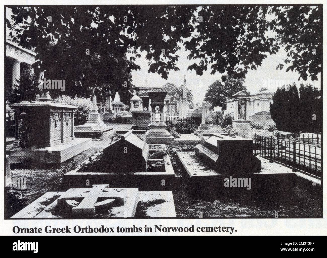 Kunstvoll verzierte griechisch-orthodoxe Gräber im griechisch-orthodoxen Abschnitt des West Norwood Cemetery, London. Stockfoto