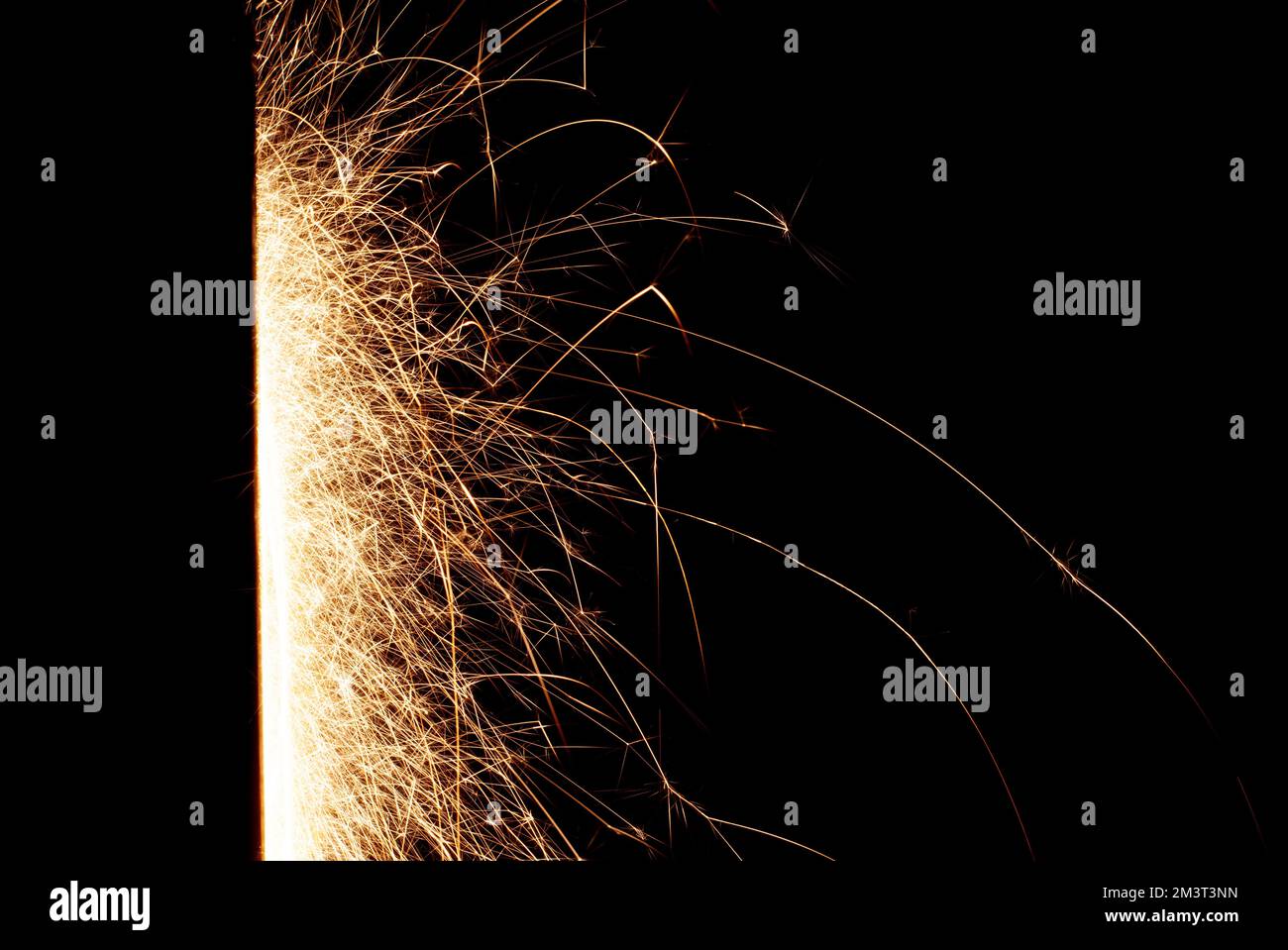Linien von Funken im Dunkeln. Abstrakter schwarzer Hintergrund mit Feuerwerkfunken bei langer Belichtung der Kamera Stockfoto