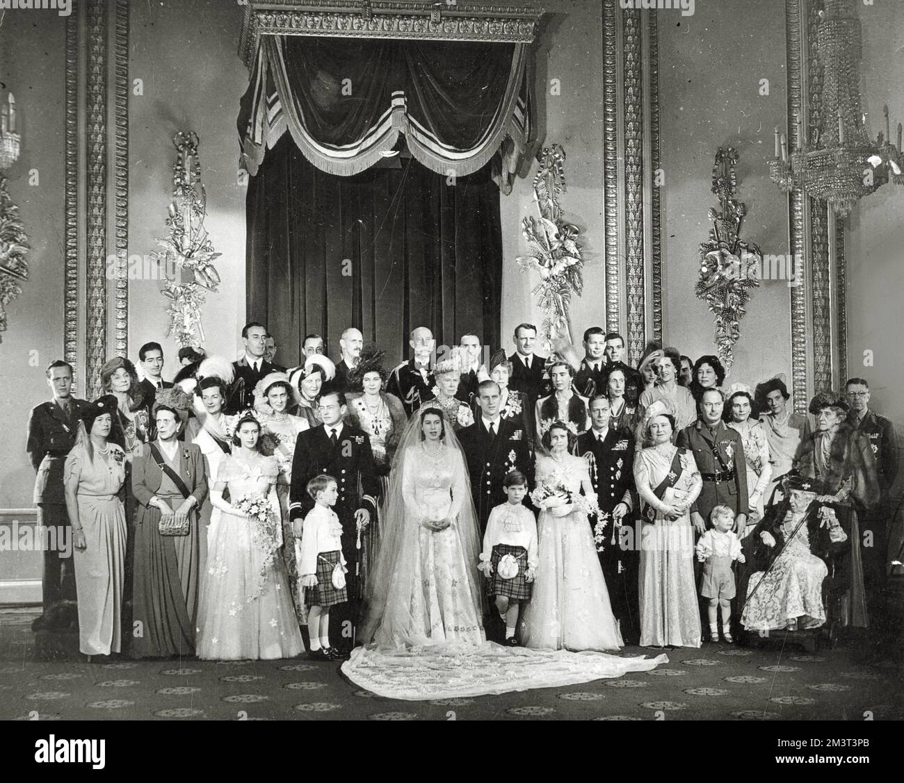 Erstes offizielles Foto im Thronsaal im Buckingham-Palast von Prinzessin Elizabeth und Philip Mountbatten, mit fehlendem Bouquet von Prinzessin Elizabeth, verlegt während der Hochzeit. Datum: 20.. November 1947 Stockfoto