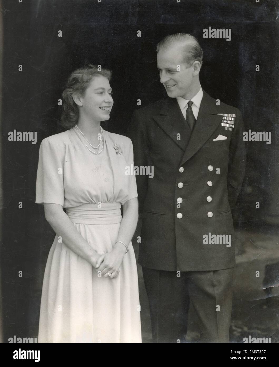 Prinzessin Elizabeth und Leutnant Philip Mountbatten nahmen sie am Tag der Verlobungsankündigung auf. Datum: 9.. Juli 1947 Stockfoto