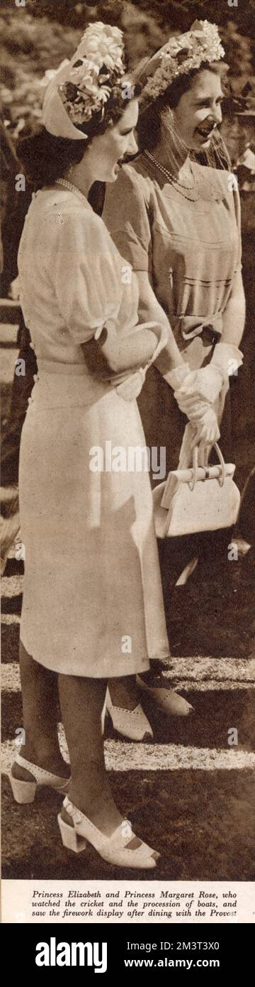 Die Prinzessinnen Elizabeth und Margaret Rose fotografierten am Eton College, an dem sie 1947 anlässlich der Feierlichkeiten am 4. Juni teilnahmen, und sahen sich das Cricketspiel und das Feuerwerk nach dem Abendessen mit dem Provost an. Stockfoto