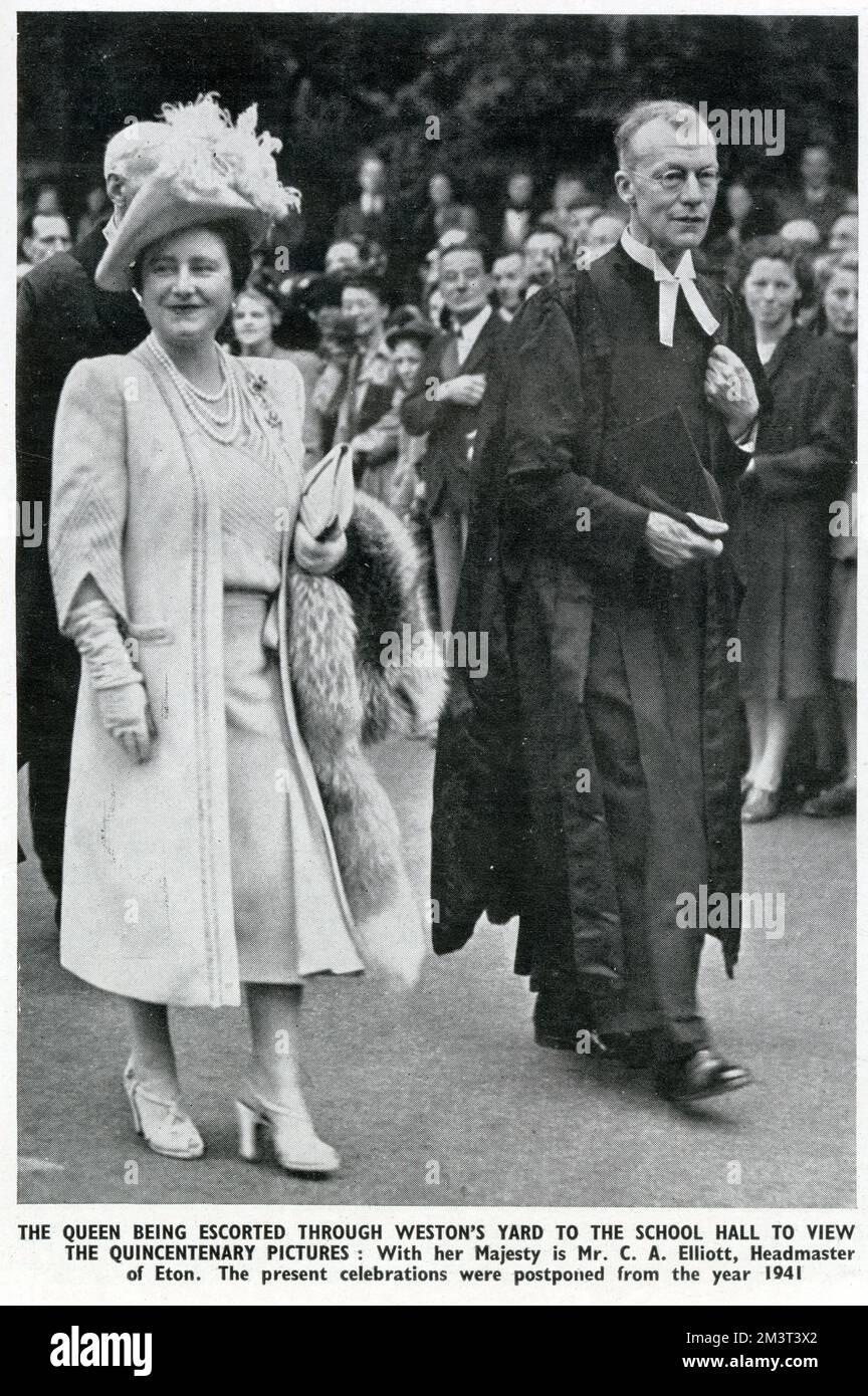 Ein königlicher Besuch des Eton College durch den König und die Königin, Königin Elizabeth, begleitet durch Weston's Yard von Schulleiter Claude A Elliott Stockfoto