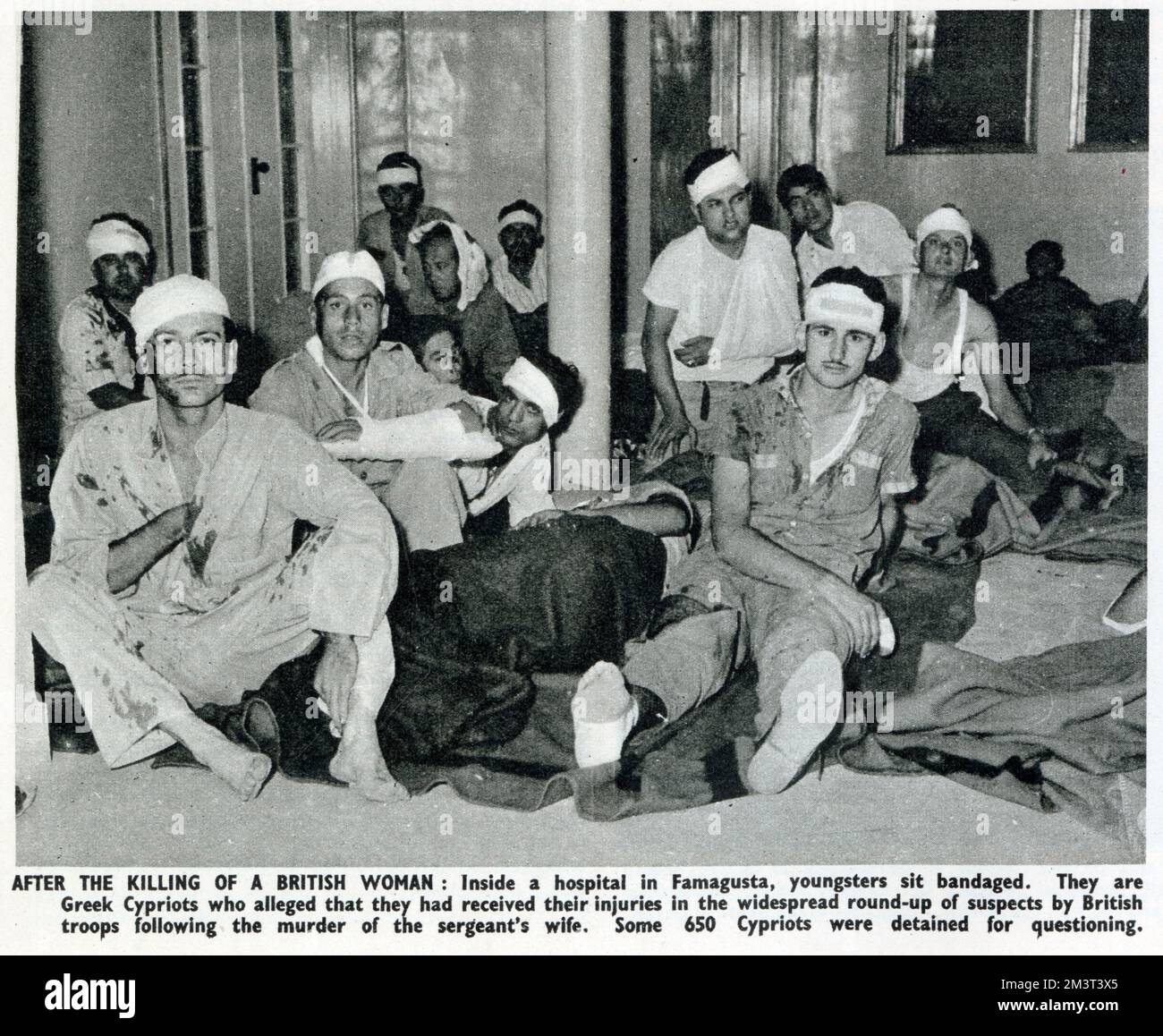 Junge zypriotische Männer mit Verbandsköpfen in einem Krankenhaus in Famagusta, die behaupteten, nach einer weitverbreiteten Verhaftung von 650 Verdächtigen durch britische Truppen verletzt worden zu sein, nachdem die Frau einer Feldwebel (Frau D J Cutliffe) am 3. Oktober 1958 ermordet wurde Stockfoto