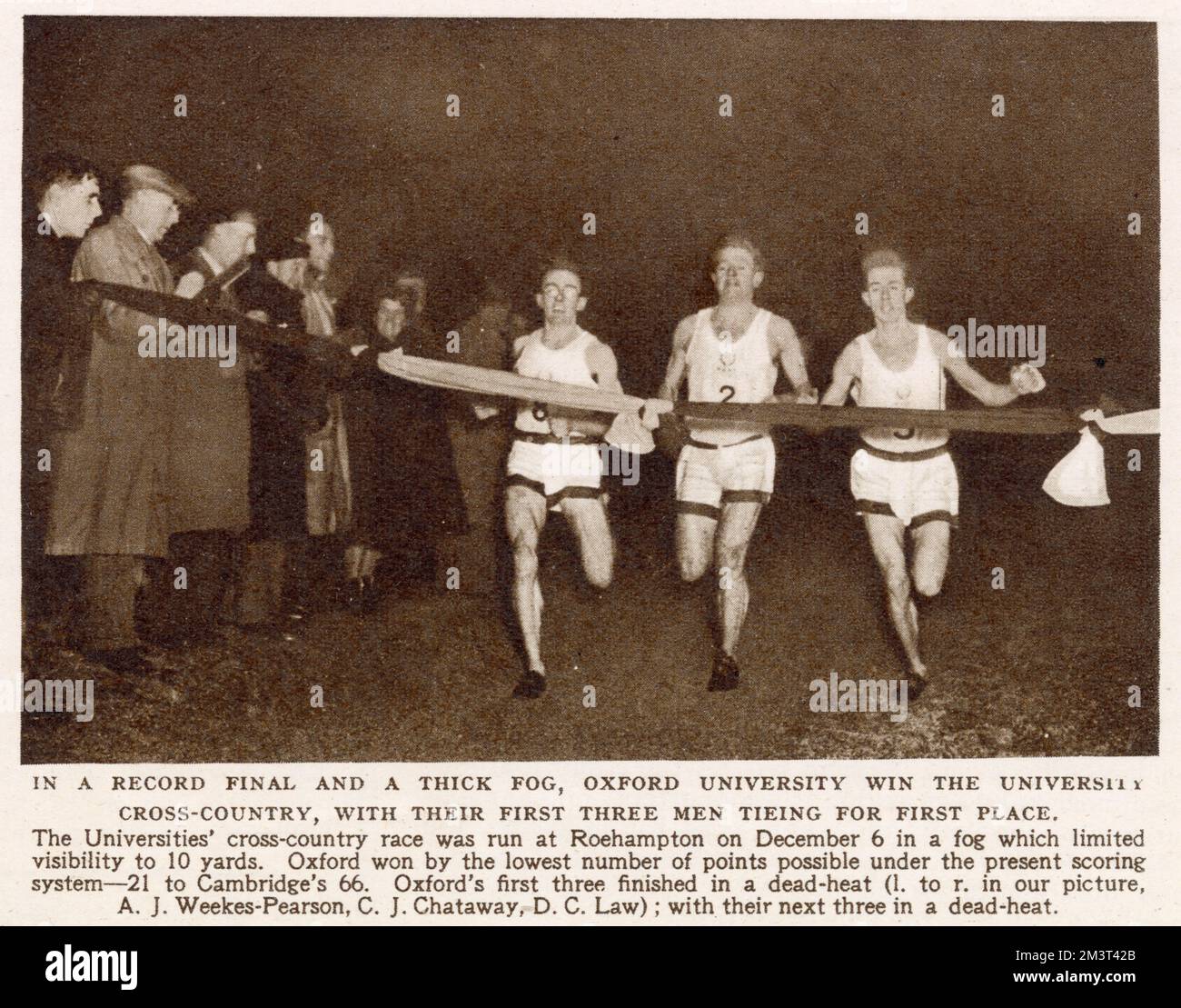 In einem Rekordfinale und einem dicken Nebel gewann die Oxford University Cross-Country mit ihren ersten drei Männern auf dem ersten Platz – A. J. Weekes-Pearson, C. J. Chataway, D. C. Law. Das Rennen fand am 6. Dezember 1952 in Roehampton statt, wobei die Sicht auf 10 Yards begrenzt war. Stockfoto