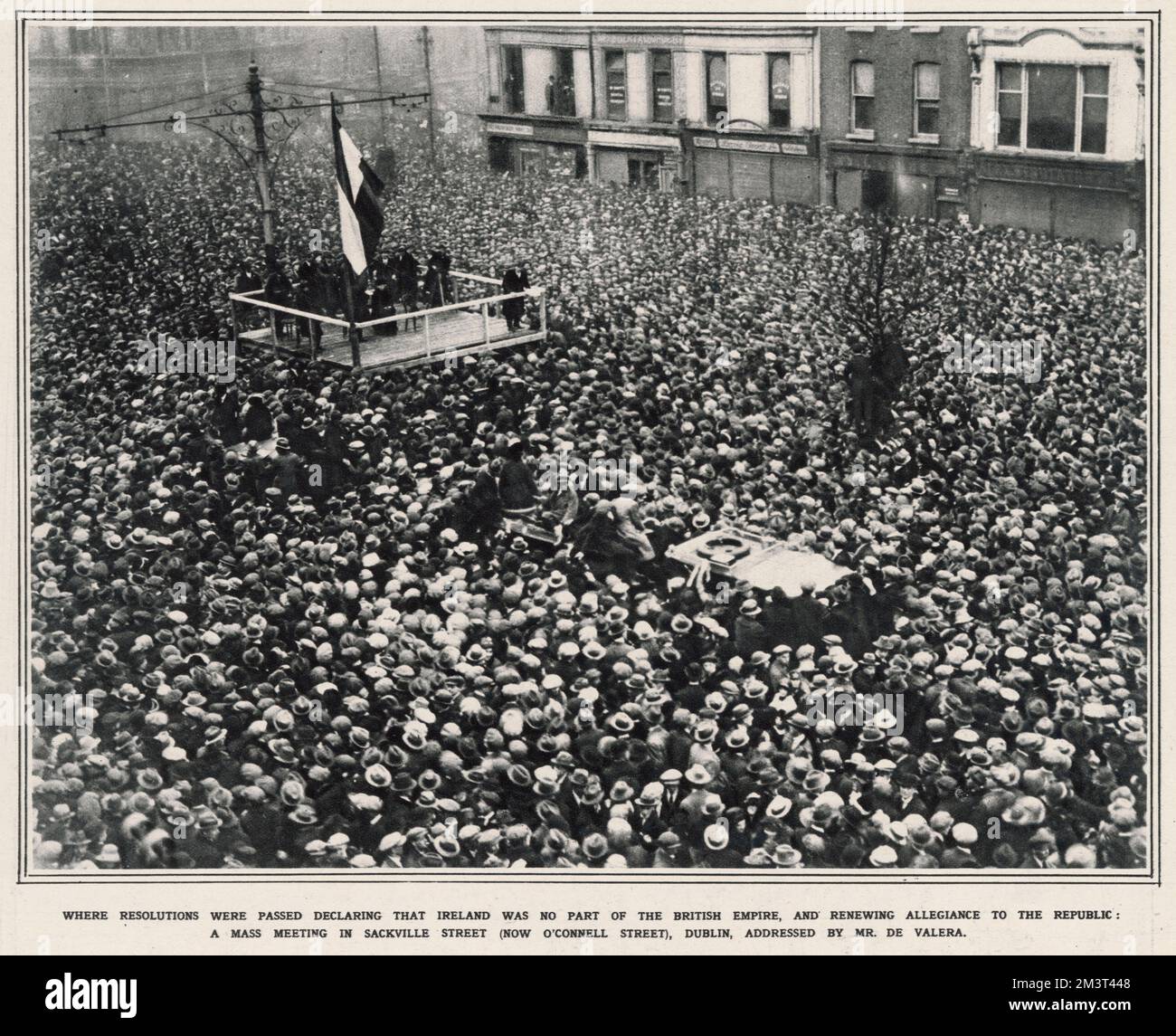 Massenveranstaltung in der Sackville Street (jetzt O'Connell Street), Dublin, Irland - Ansprache des Präsidenten der Irischen Republik Eamon de Valera (1882-1975) - Anprangerung der provisorischen Regierung. Stockfoto