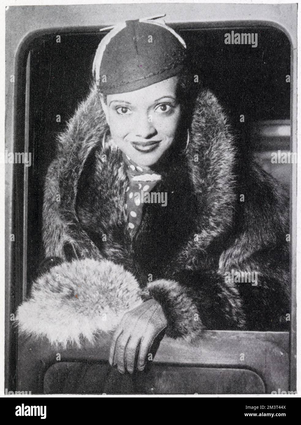Nine Mae McKinney (fälschlicherweise May McKinney in the Sphere genannt), das bei ihrer Ankunft in Victoria Station aus Hollywood zu der Zeit, als sie im Leicester Square Theatre spielte, abgebildet wurde. Nina Mae McKinney (1913-1967) war die erste afroamerikanische Schauspielerin in einem Hollywood-Film Hallelujah! (1929). In den 1930er Jahren arbeitete sie hauptsächlich im Vereinigten Königreich in Filmen und auf der Bühne. Sie war auch eine Pionierin im Fernsehen mit ihren eigenen Sendungen auf der Vorkriegs-BBC. Stockfoto