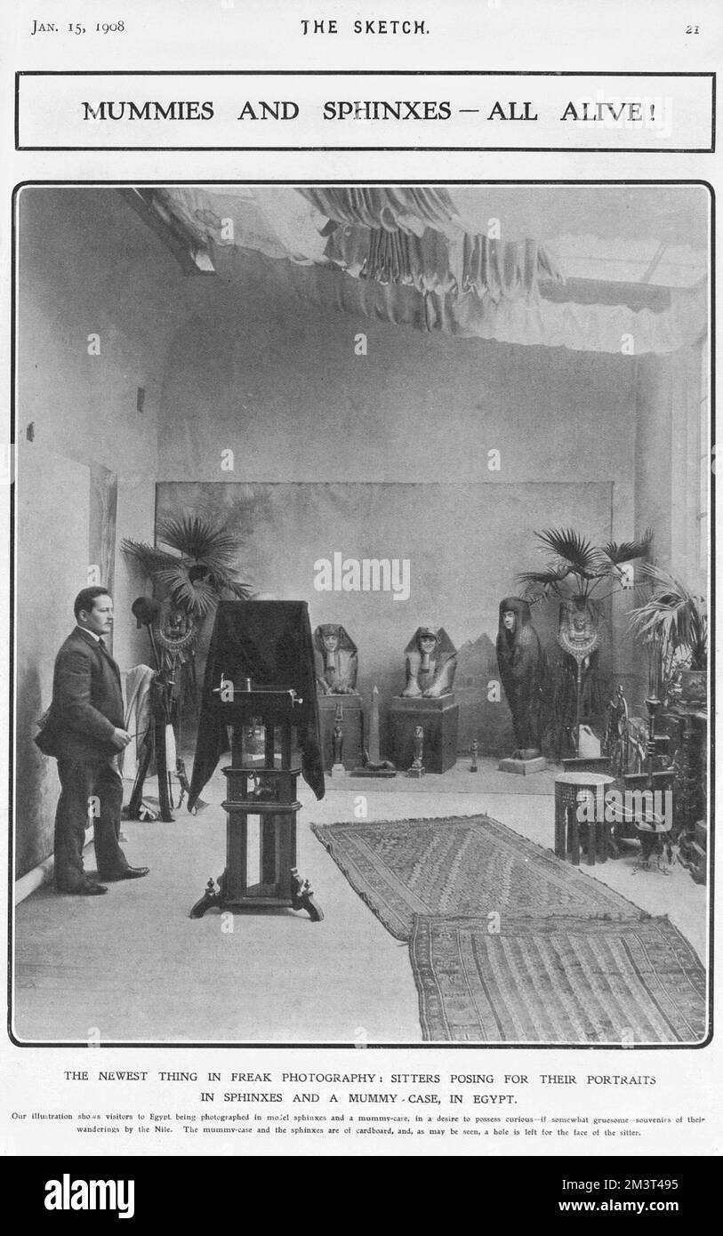 Das Neueste in der Freak-Fotografie - Sitter in einem Studio in Ägypten posieren für Fotos in Sphinxen und einem Mumienkoffer, als Andenken an ihren Besuch. Datum: 1908 Stockfoto
