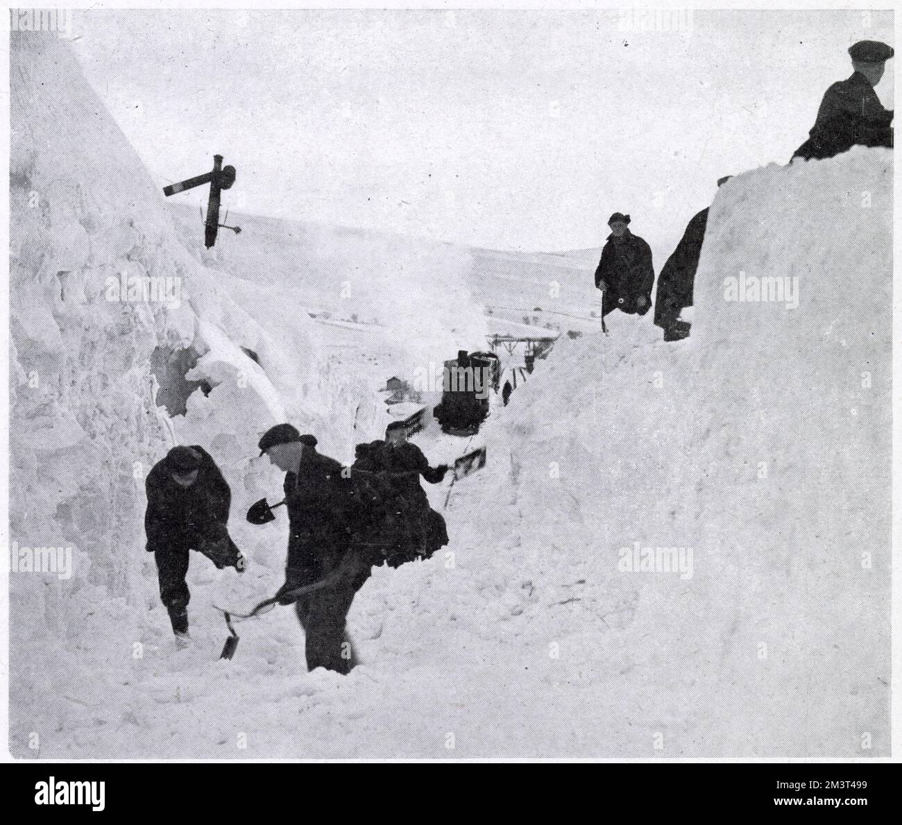 Männer, die während des schweren Schnees des Winters 1947 Schnee von der Appleby bis Kirkby Stephen in Westmorland (Cumbria) putzen. Stockfoto