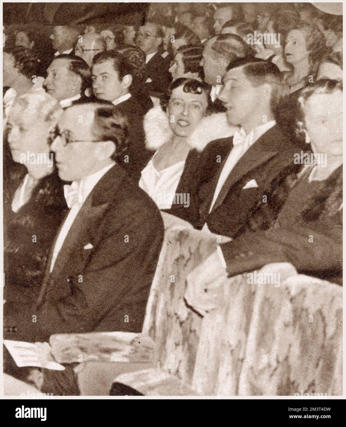 Dorothy Gladys (Dodie) Smith (1896 - 1990), englische Schriftstellerin und Dramatikerin, Autorin der Stücke „Autumn Crocus“ und „Dear Octopus“ und der Bücher „I Capture the Castle“ und „einhundert Dalmatiner“. Das Bild stammt vom ersten Abend der neuen Charles Cochran Revue „Follow the Sun“ im Adelphi Theatre. Dritte von rechts in der zweiten Reihe. Stockfoto