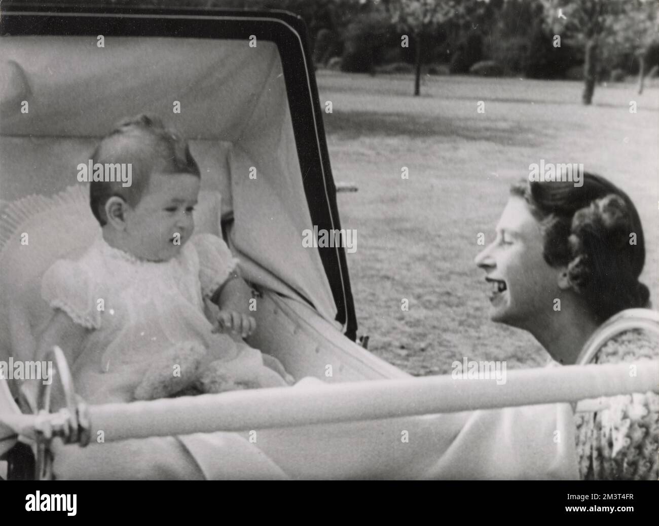 Prinz-Charles-Baby mit seiner Mutter, Prinzessin Elizabeth, aufgenommen im Windlesham Moor. Stockfoto