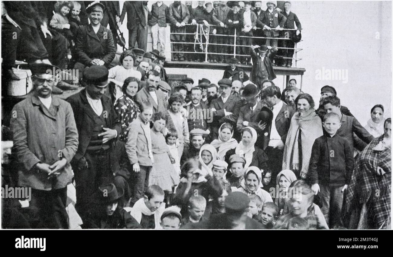 Viele Flüchtlinge (vor allem Juden) aus Russland reisen mit dem Schiff nach Ellis Island, New York, um ein besseres Leben in Amerika zu beginnen. Stockfoto