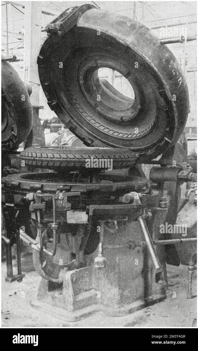 Die ursprüngliche Reifenfabrik für Dunlop Tyres in Fort Dunlop im Erdington-Bezirk Birmingham. Eine der Methoden zum Aushärten eines Reifens. Die Form ist offen, und der ausgehärtete Reifen ist zwischen den beiden Hälften zu sehen. Stockfoto