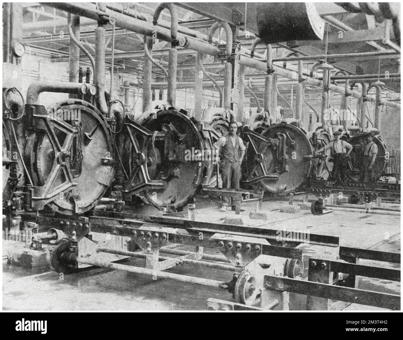 Die ursprüngliche Reifenfabrik für Dunlop Tyres in Fort Dunlop im Erdington-Bezirk Birmingham. Eine Reihe von Vulkanisierwannen, sie wurden zum Aushärten von Bademänteln auf gebogenen Dornen verwendet. Stockfoto
