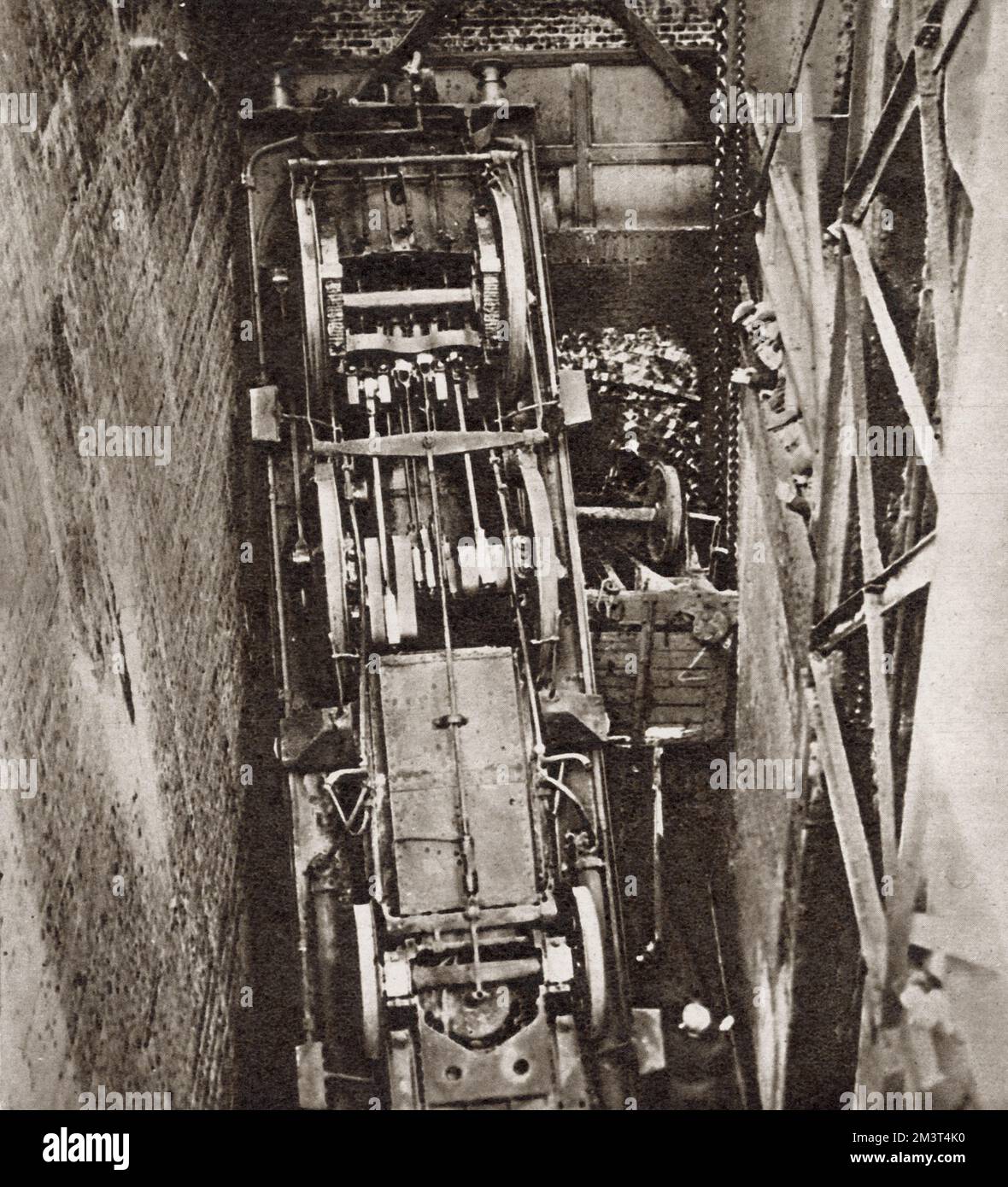 Eine Dampflokomotive, die einen 42 Fuß langen Güterlift-Schacht an der Waterloo Station, London, hinunterstürzte, die die High Level Station mit der Waterloo und City Line verbindete. Der Fahrer und der Feuerwehrmann sprangen weg, genau wie die Arbeiter am unteren Ende des Schachts Stockfoto