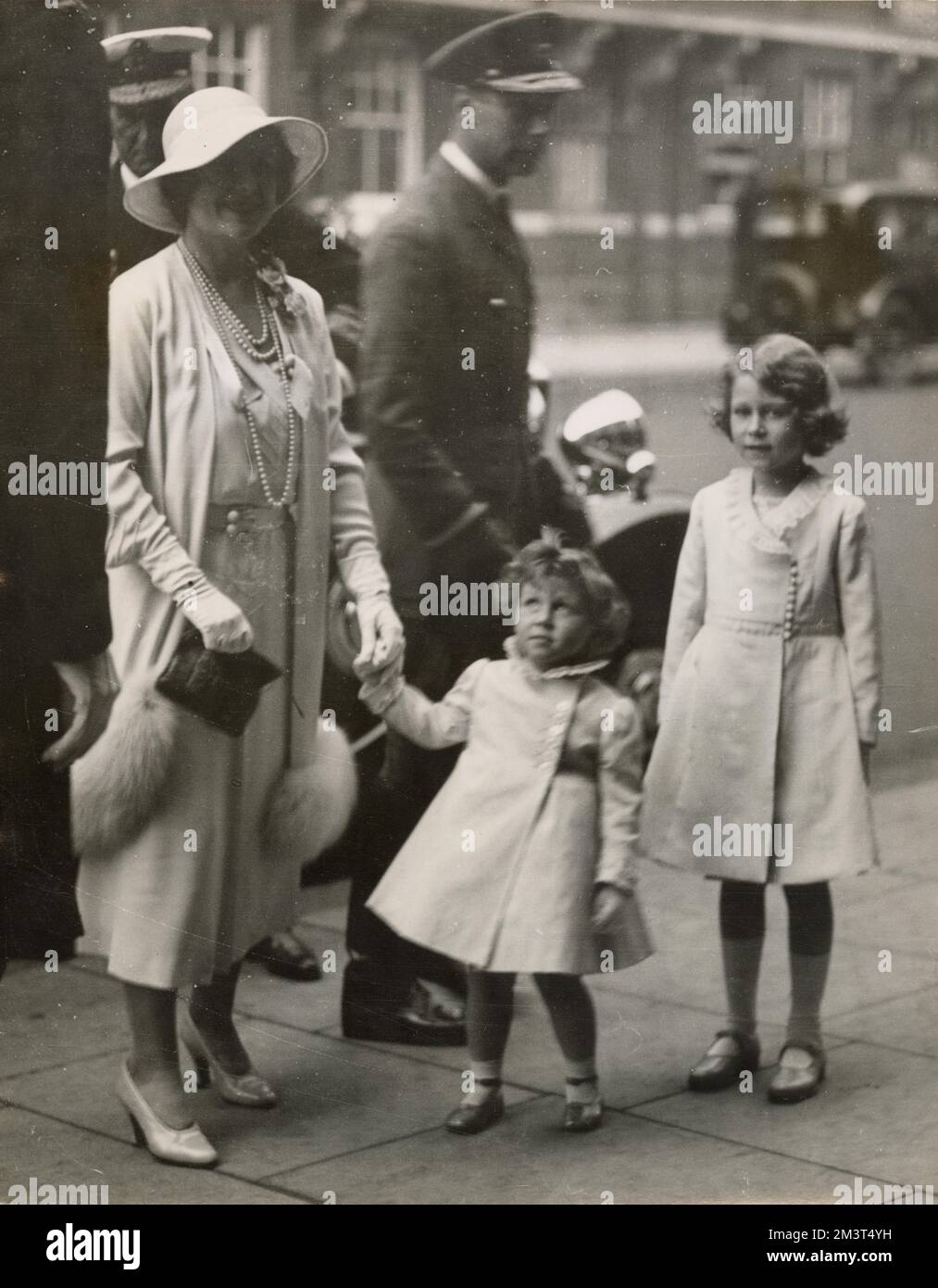 Die Herzogin von York mit ihren Töchtern Prinzessin Elizabeth (Königin Elizabeth II.) und Prinzessin Margaret Rose kam zum Königlichen Turnier in Olympia an. Stockfoto