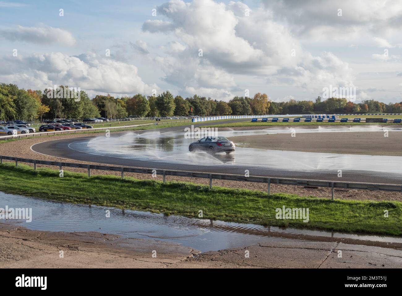 Die Gleitschutzplatte bei Mercedes-Benz Brooklands und Mercedes-Benz World, Weybridge, Surrey, Großbritannien. Stockfoto