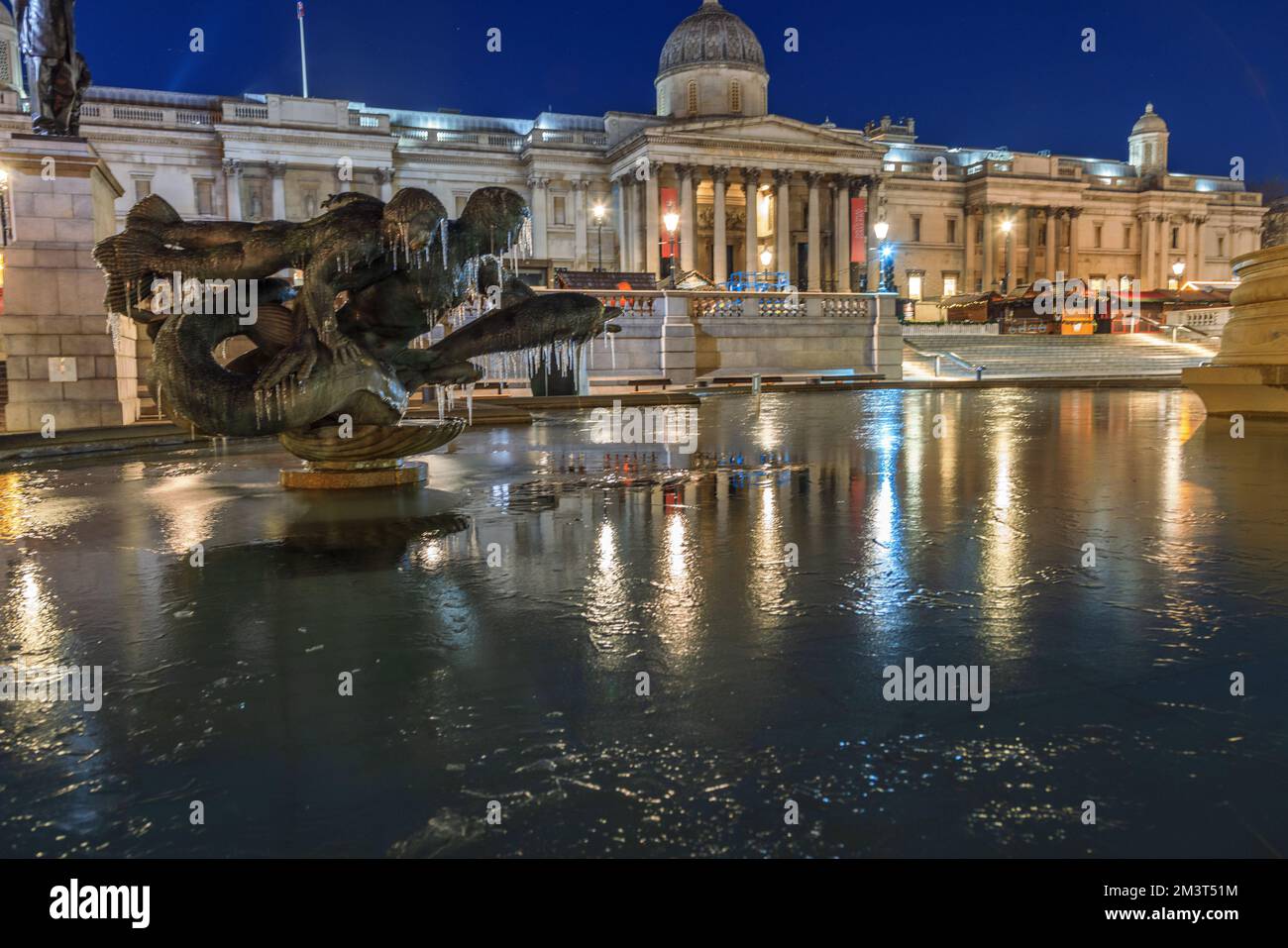 Die Brunnen des Trafalgar Square sind heute Abend gefroren. Stockfoto