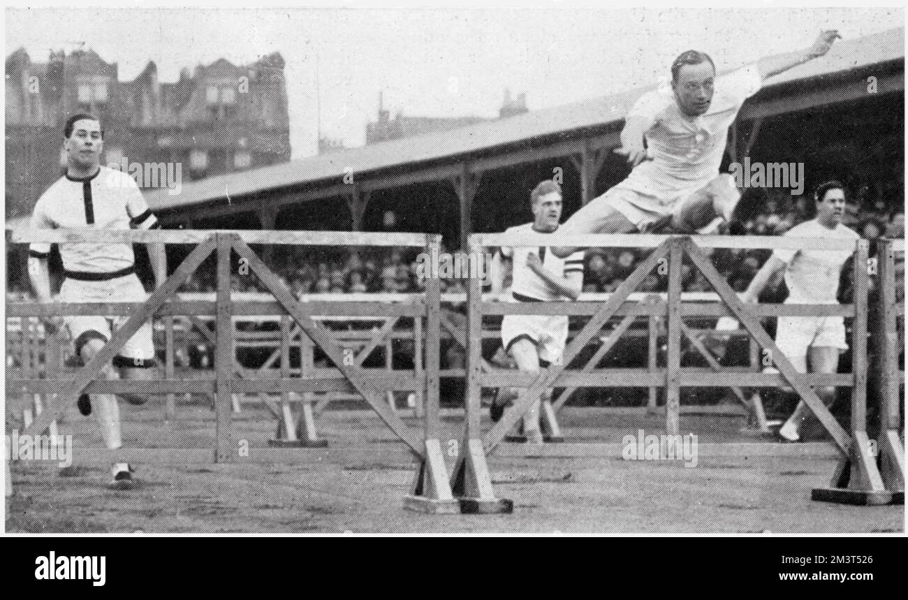 Athletics - Oxford and Cambridge Meeting - die 120 Yards Hürden - der Gewinner war L F Partridge (Cambridge) in 16 Sekunden. Stockfoto
