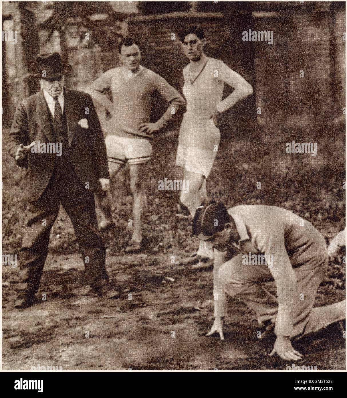 Coach Alec Nelson (1872 - 1944) in Fenners. Als seine eigene Laufkarriere zu Ende ging, nahm Nelson das Coaching auf. Er war professioneller Trainer bei Cambridge 1908-1913 und trainierte auch britische Athleten für die Olympischen Spiele 1912 in Stockholm. Stockfoto