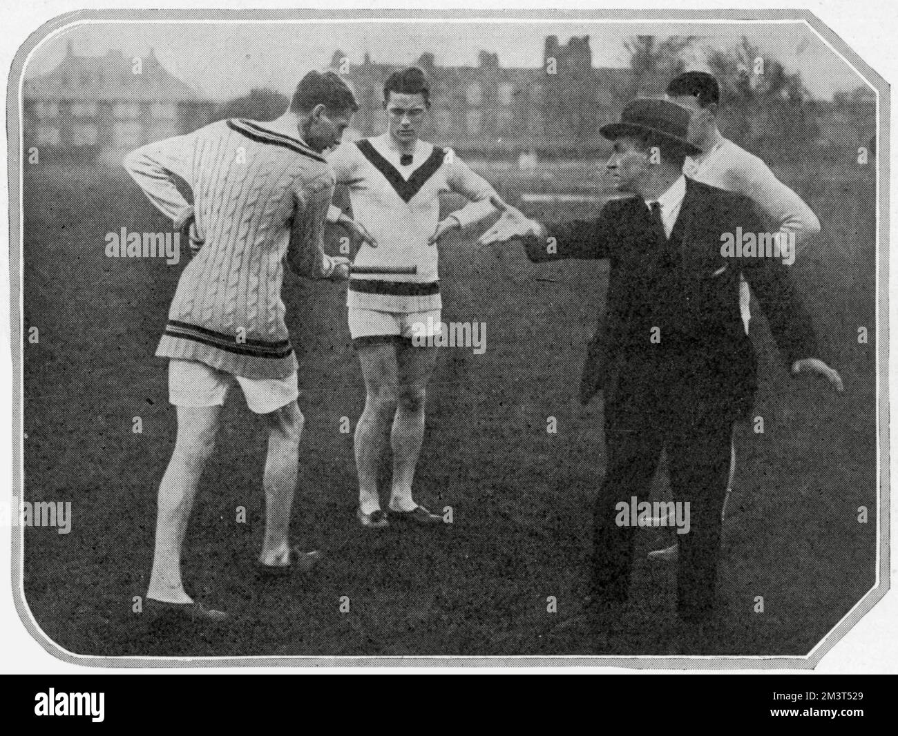 Athletics Coach Alec Nelson (1872 - 1944) in Fenners. Als seine eigene Laufkarriere zu Ende ging, nahm Nelson das Coaching auf. Er war professioneller Trainer bei Cambridge 1908-1913 und trainierte auch britische Athleten für die Olympischen Spiele 1912 in Stockholm. Stockfoto