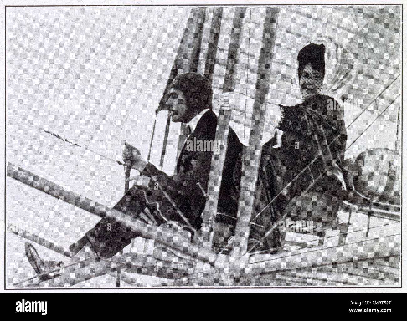 Claude Grahame-White (1879-1959), englischer Pionier der Luftfahrt. Foto in Brooklands mit First Passagier Lady Abdy, einer Auktionsbieterin, die das höchste Gebot von 120 Guineas hielt. Stockfoto