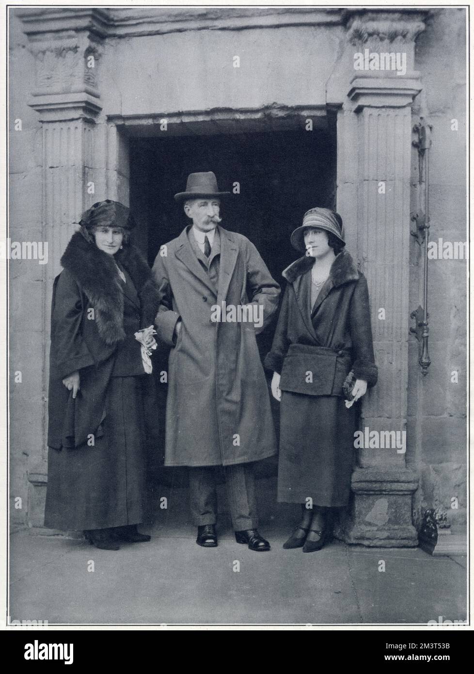 Lady Elizabeth Bowes-Lyon verlobte sich mit dem Herzog von York, mit ihren Eltern, dem Grafen und der Gräfin von Strathmore und Kinghorne. Fotografieren Sie vor dem alten Eingang von Glamis in Forfarshire, einer der malerischsten der schottischen Burgen, wo die Lyonshad seit fünfhundertfünfzig Jahren ihren Hauptsitz haben. Stockfoto