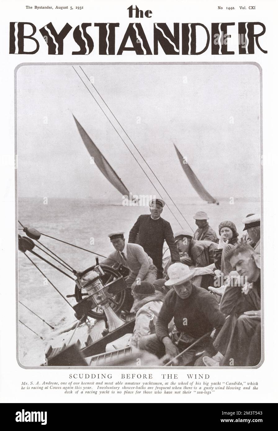 Herman Andreae, New Yorker Banker und Eigentümer und Steuermann der Rennyacht Candida, hier mit Besatzung an Bord gesehen, während die Yacht vor dem Wind gleitet. Stockfoto