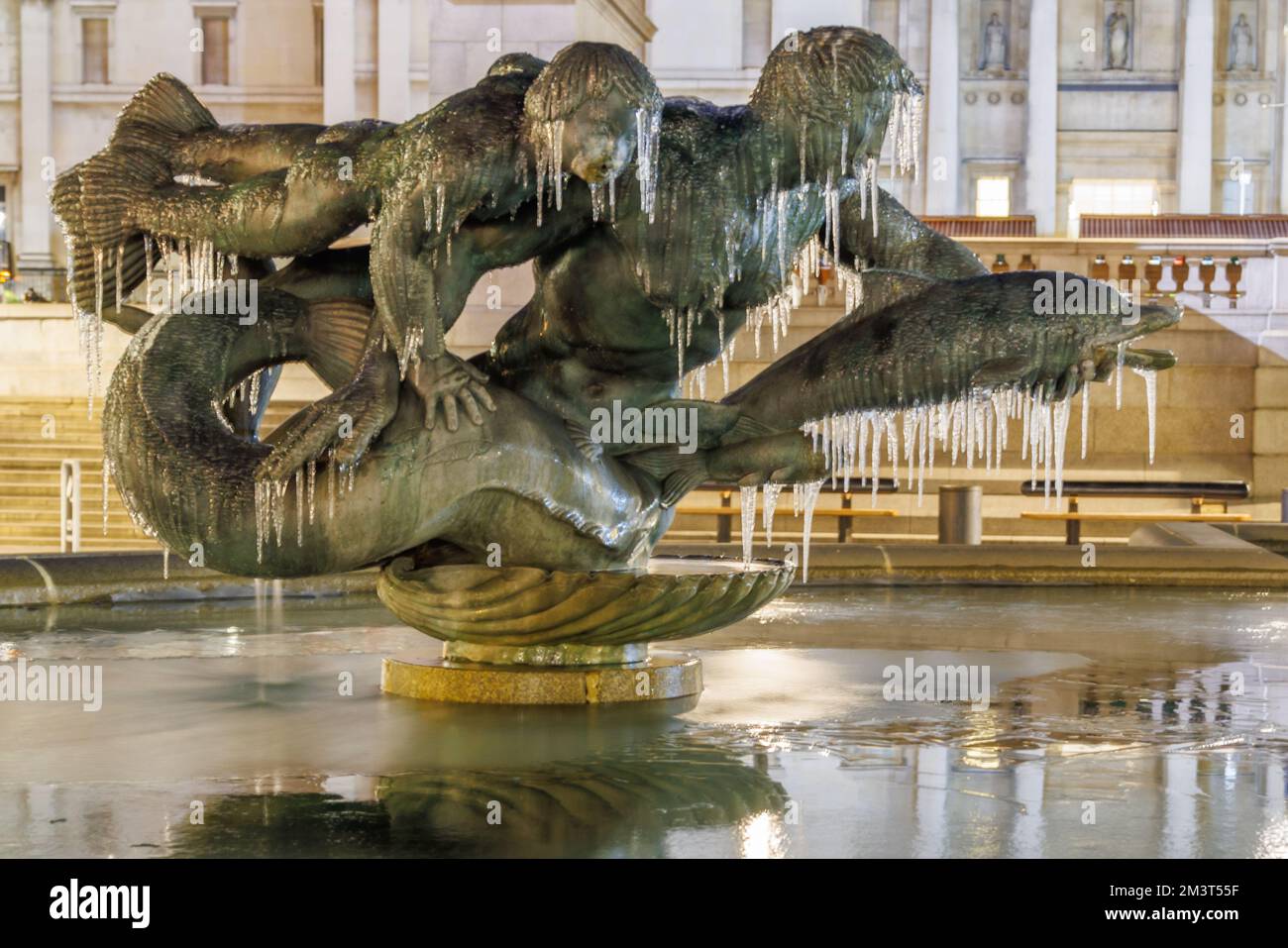 Die Brunnen des Trafalgar Square sind heute Abend gefroren. Stockfoto
