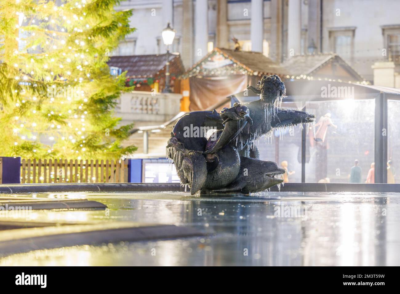 Die Brunnen des Trafalgar Square sind heute Abend gefroren. Stockfoto