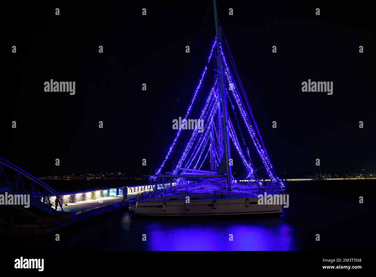 Segelboot Feiertagslichter, Weihnachtslichter, Hafen der wunderschönen Stadt Volos, Griechenland Stockfoto